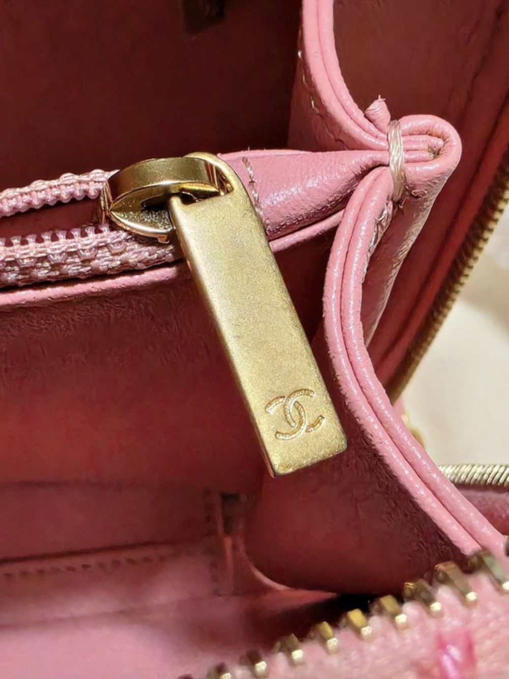 Chanel Pink Tweed CC Filigree Vanity Case - Picture 10 of 15